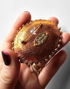 Broche « Bisou brûlant » – Taille M, vue complémentaire 2