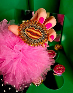Broche « Bisou brûlant » – Taille M de Céleste Mogador, vue de face