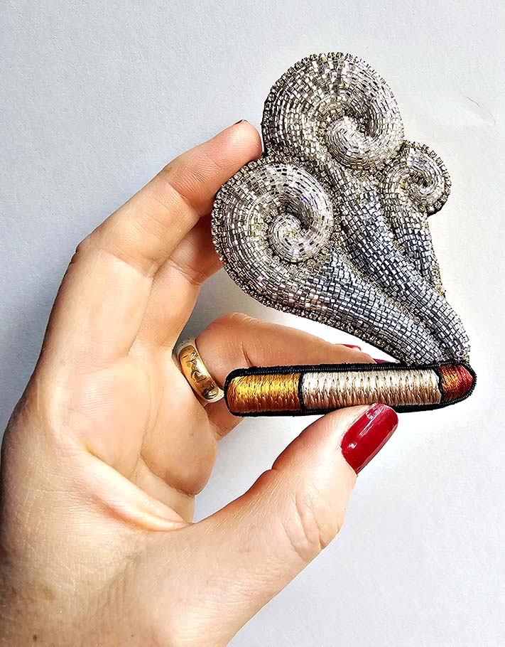 Broche « Allume-moi ! » de Céleste Mogador, vue de face