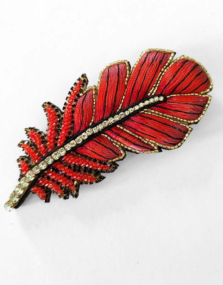 Broche Plume couleur rouge