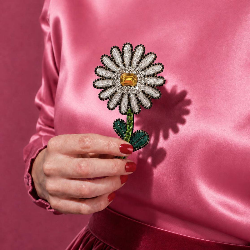 Broche fleur Shine on you crazy diamond portée sur une robe rose