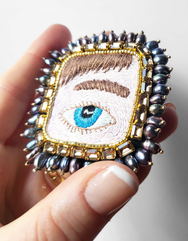 Oeil victorien bleu sur peau blanche