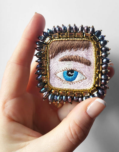 Oeil victorien bleu sur peau blanche