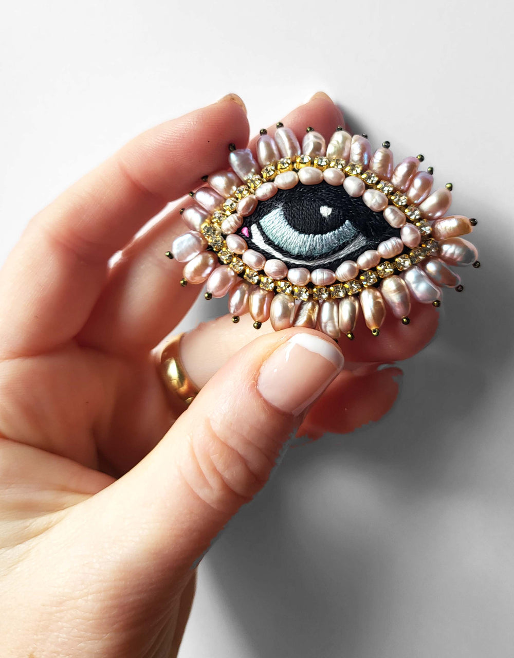 BROCHE BAROQUE OEIL AVEC PERLES D'EAU DOUCE