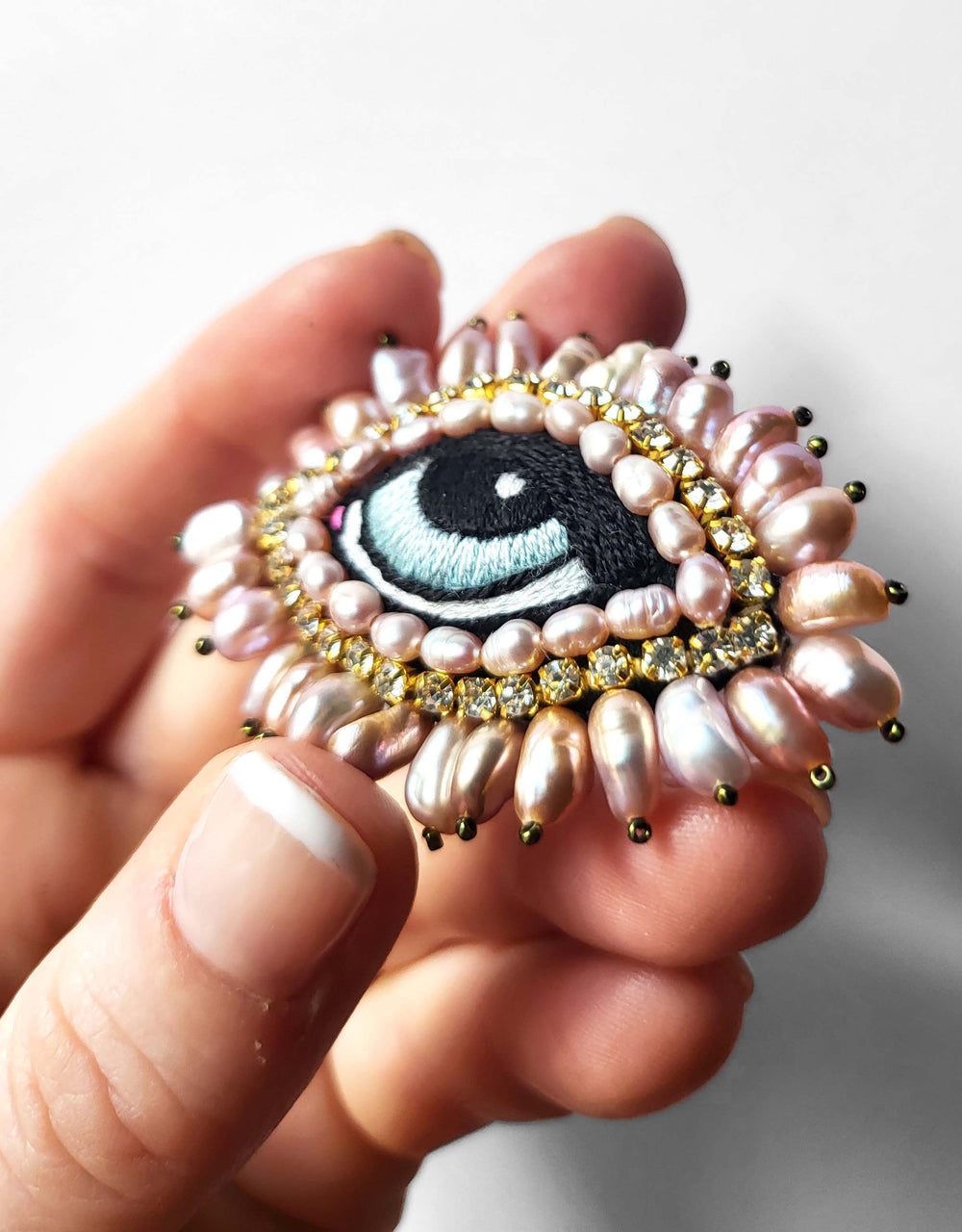 BROCHE BAROQUE OEIL AVEC PERLES D'EAU DOUCE