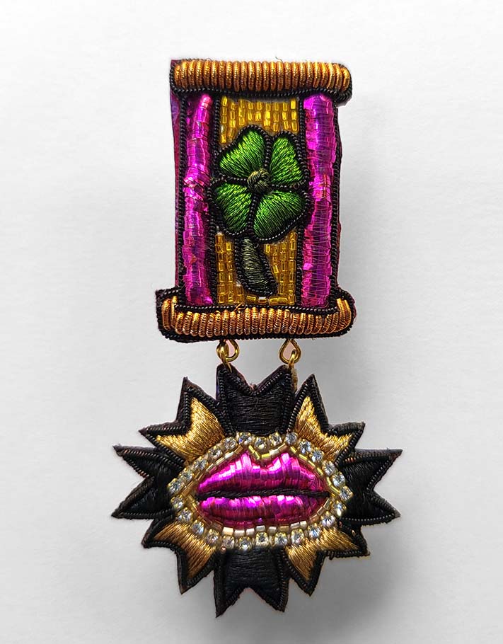 Mini médaille bouche fushia