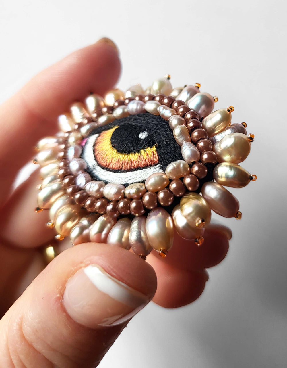 BROCHE BAROQUE OEIL AVEC PERLES D'EAU DOUCE