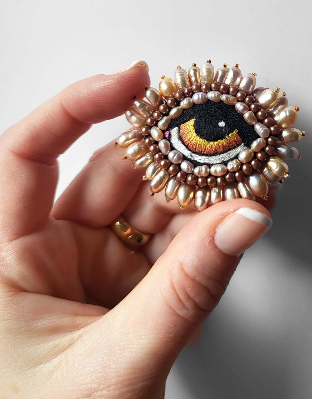 BROCHE BAROQUE OEIL AVEC PERLES D'EAU DOUCE