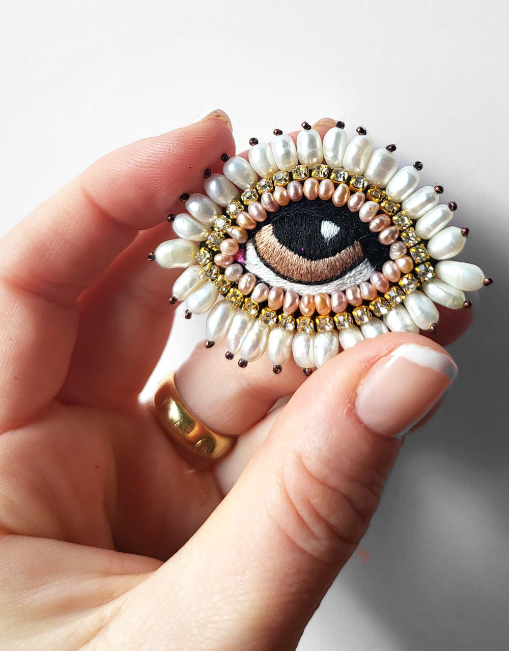 BROCHE BAROQUE OEIL AVEC PERLES D'EAU DOUCE