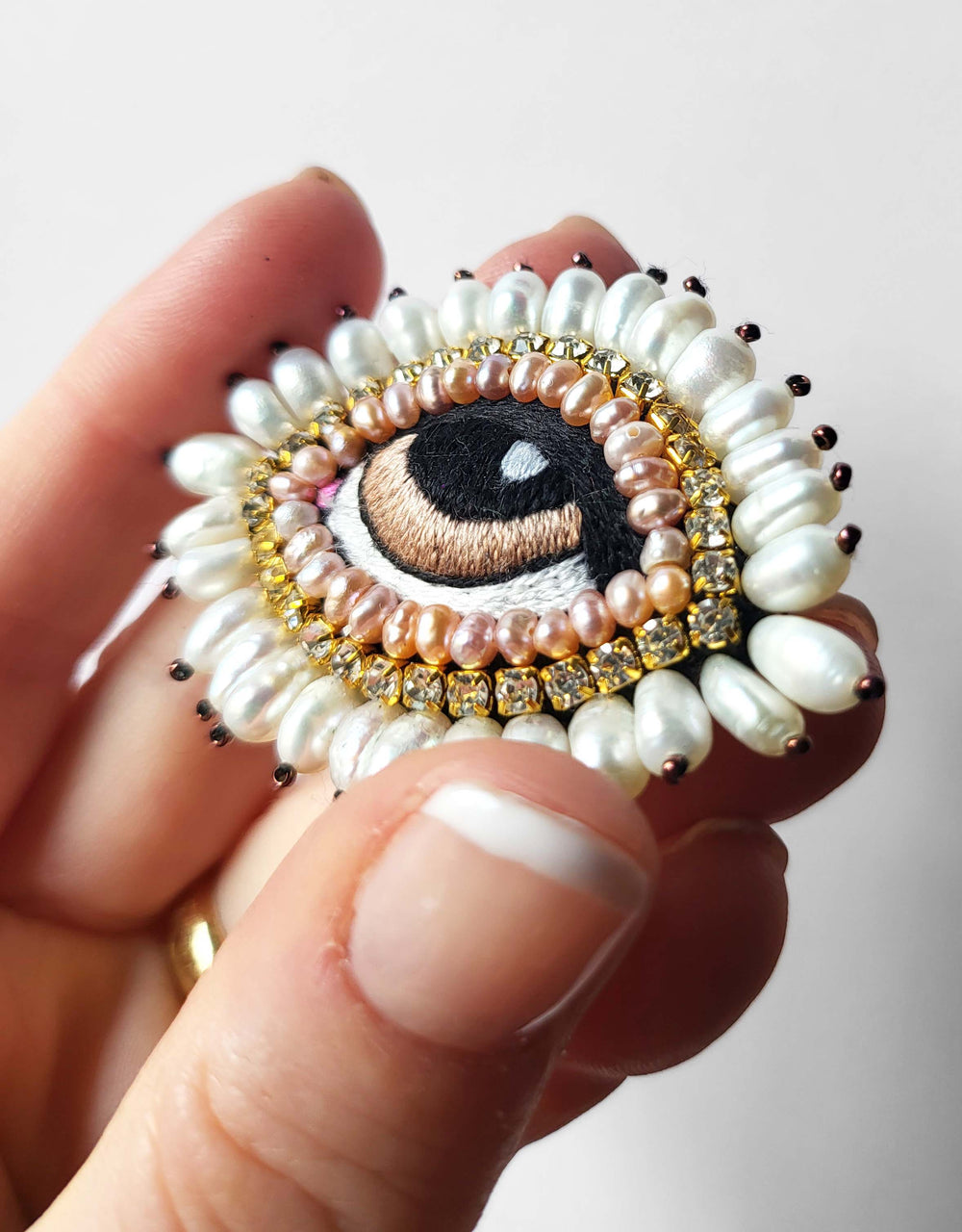 BROCHE BAROQUE OEIL AVEC PERLES D'EAU DOUCE