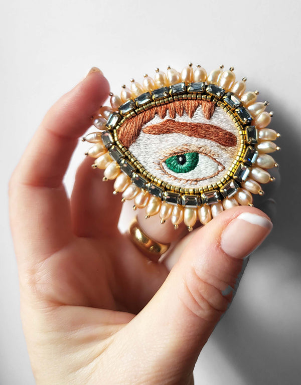 Oeil victorien vert sur peau rousse