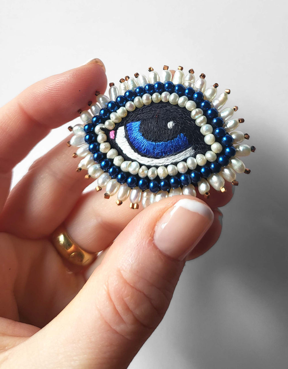 WHITE AND BLUE BAROQUE EYE BROOCH 