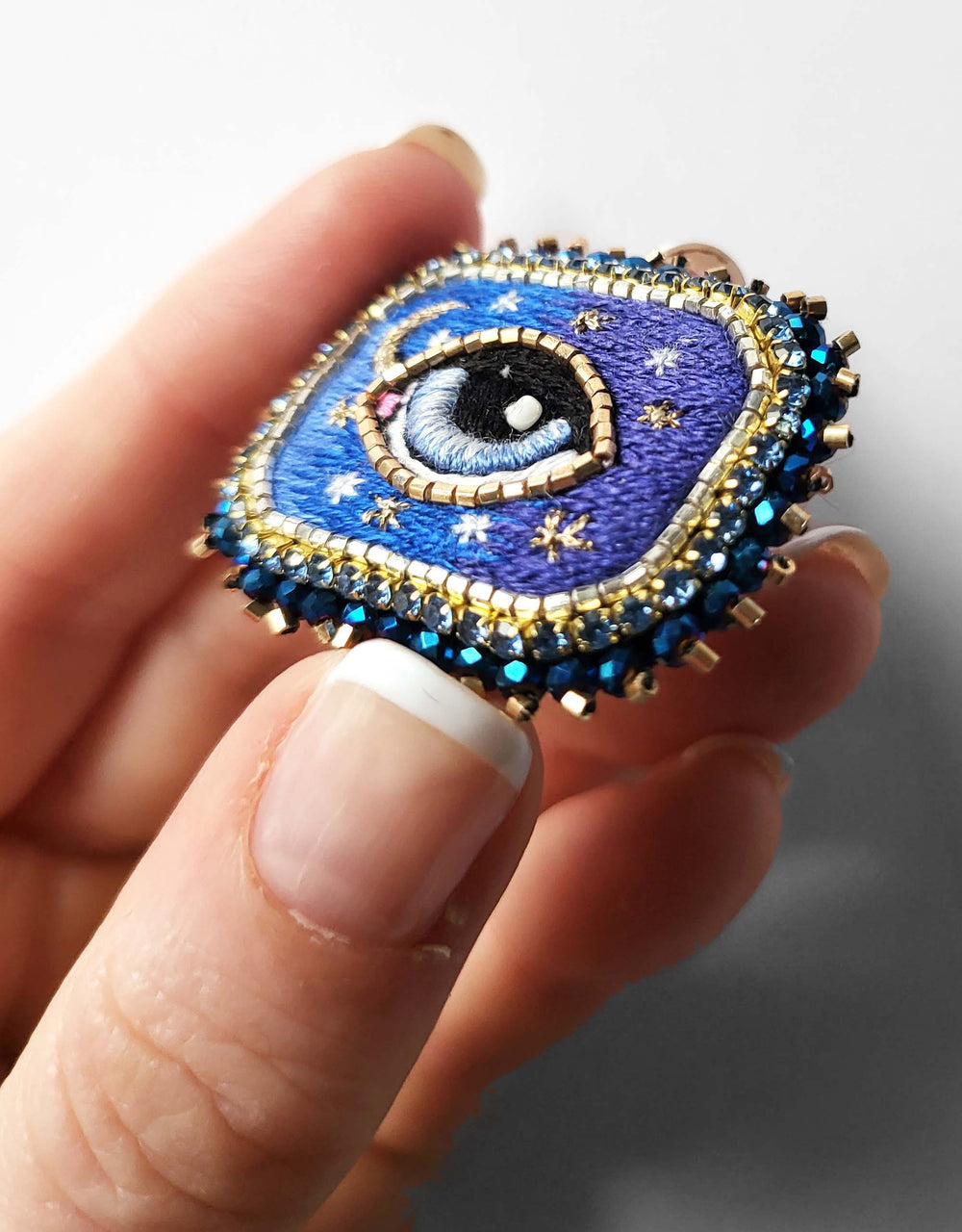 Mini broche oeil nuit