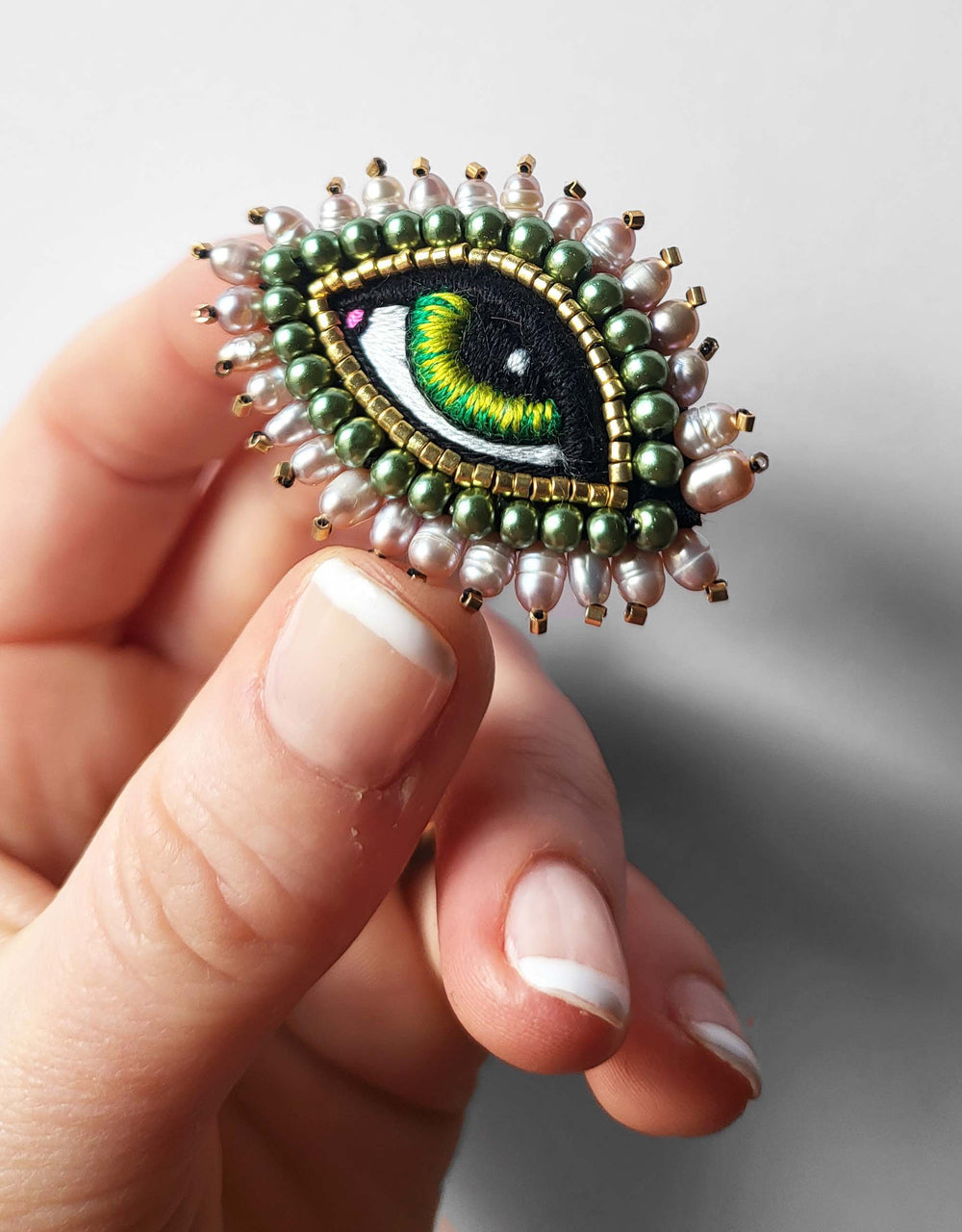 Mini Broche vert vif avec perles d'eau douce