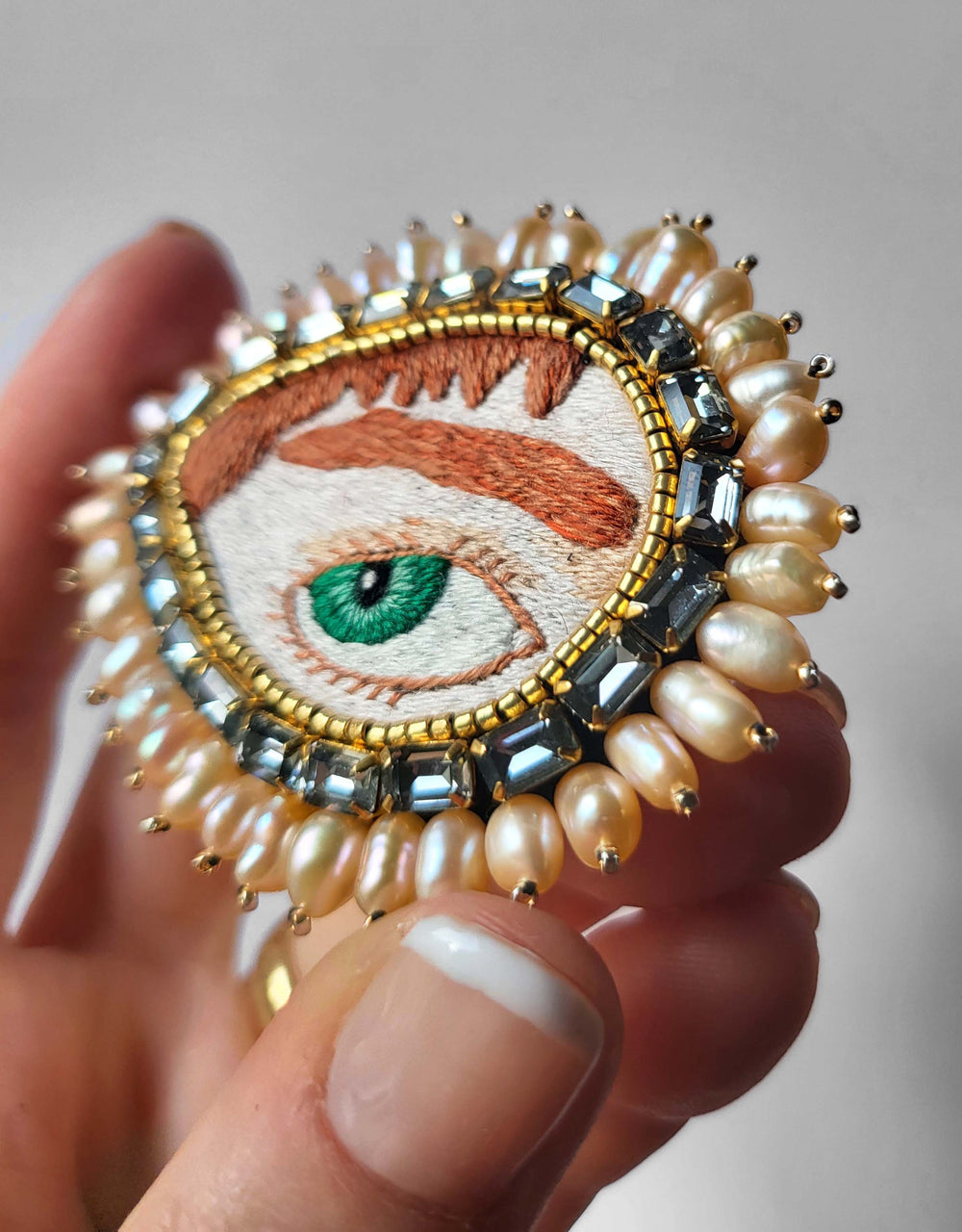 Oeil victorien vert sur peau rousse